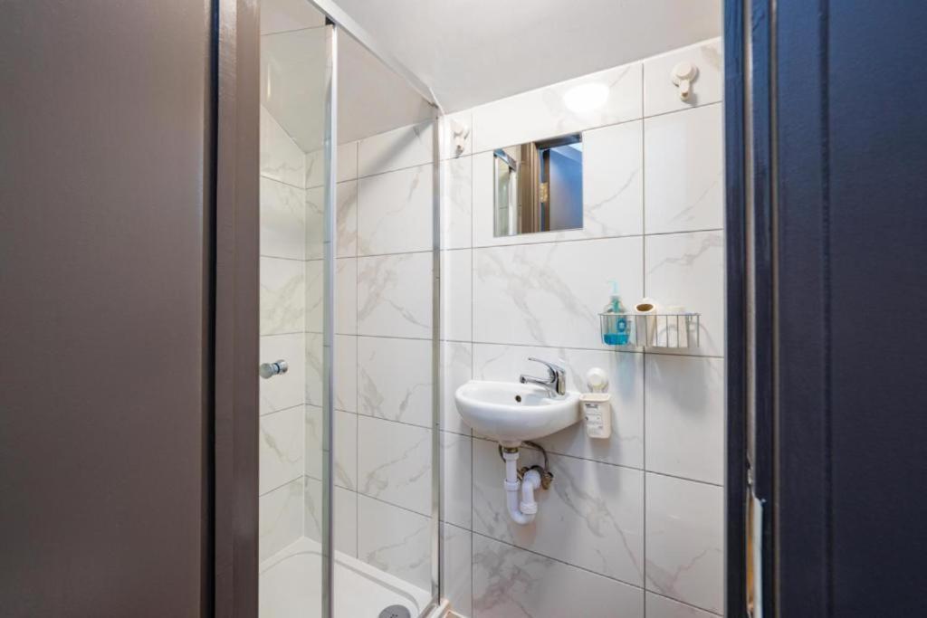 Feltham Heathrow Guest House - Oakway المظهر الخارجي الصورة
